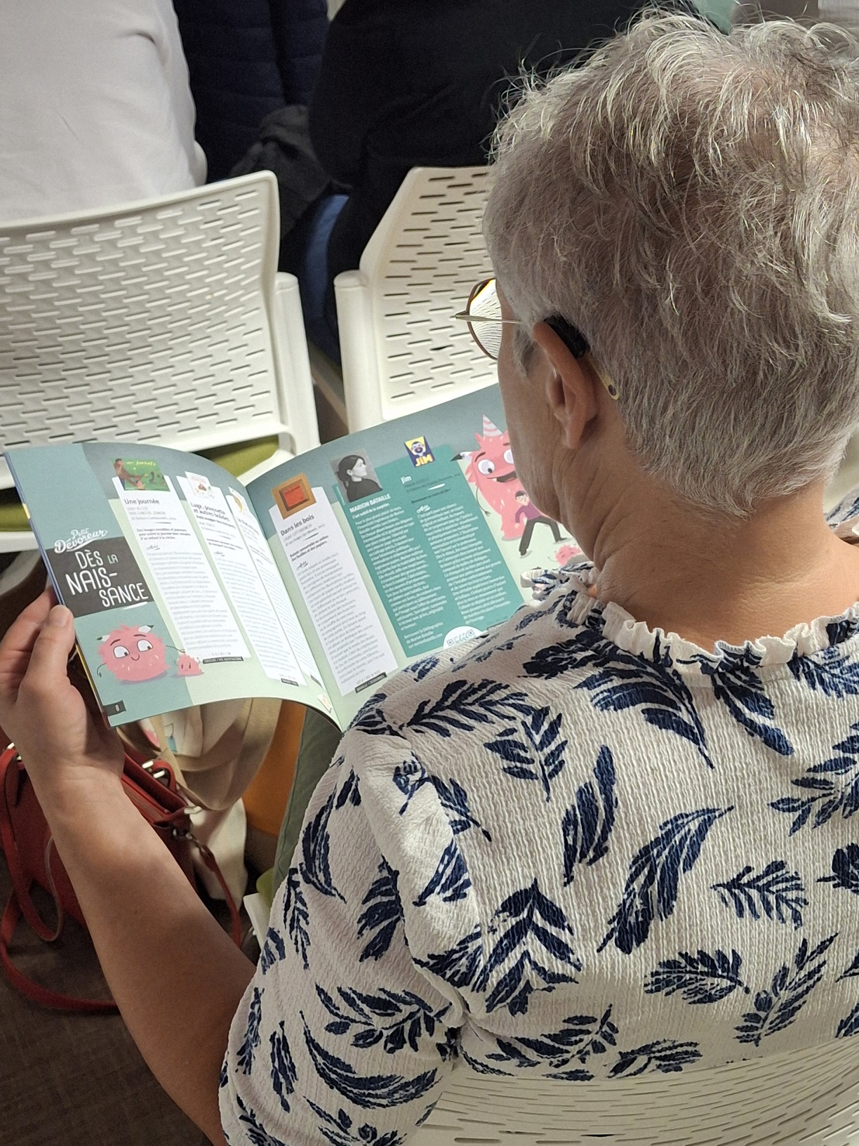 Une personne lit la sélection du Petit dévoreur 2026